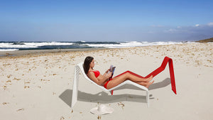 Urbantime .015 Outdoor Chaise Longue In White Finish With Beach Hat In Beach Setting